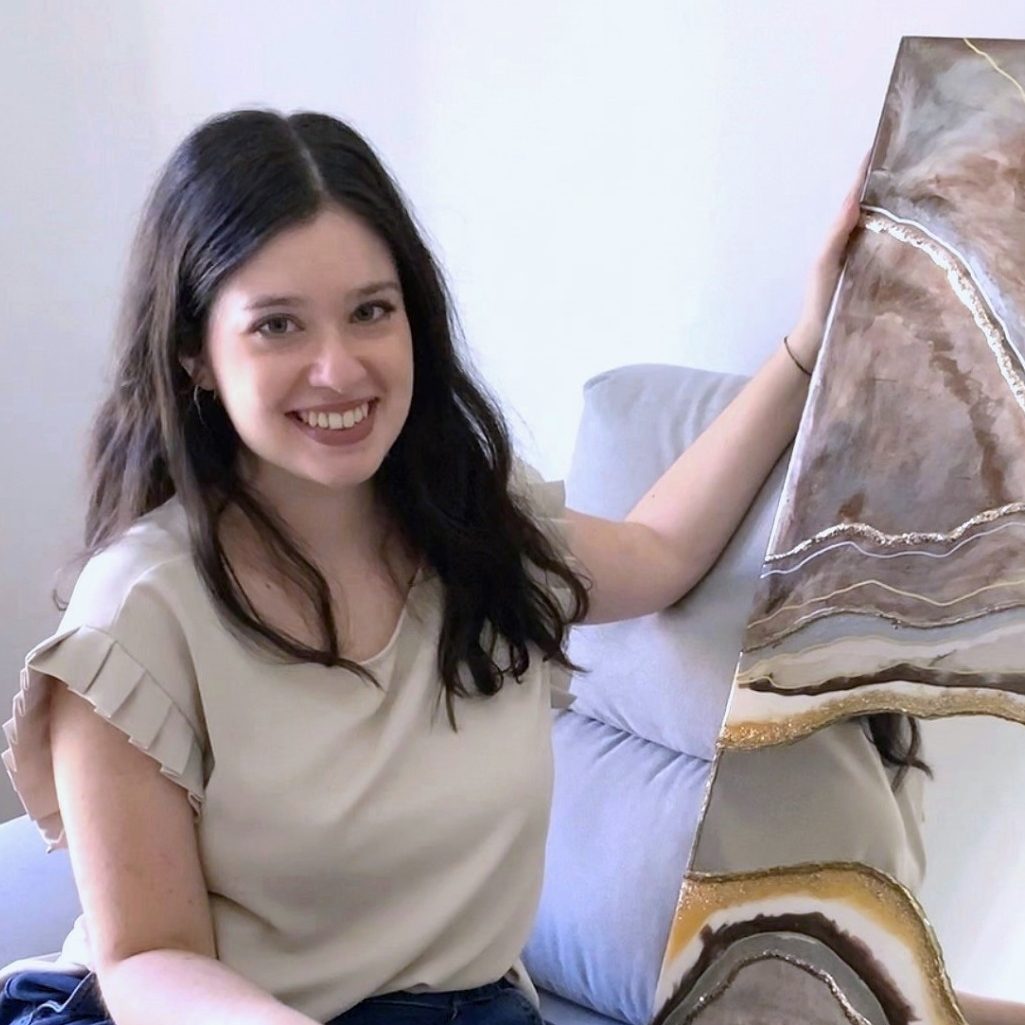 Stella hält handgefertigtes Resinbild, Porträtfoto.