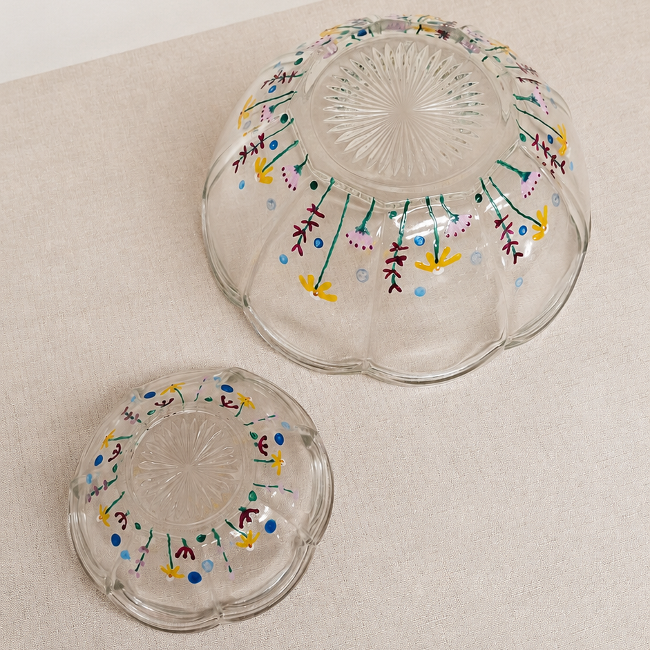 Upcycling Schalen mit handgemaltem Blumenwiesen-Design Zwei handbemalte Schalen, eine große und eine kleine, mit farbenfrohem Blumenwiesen-Motiv aus dem WiederGlanz Upcycling Workshop
