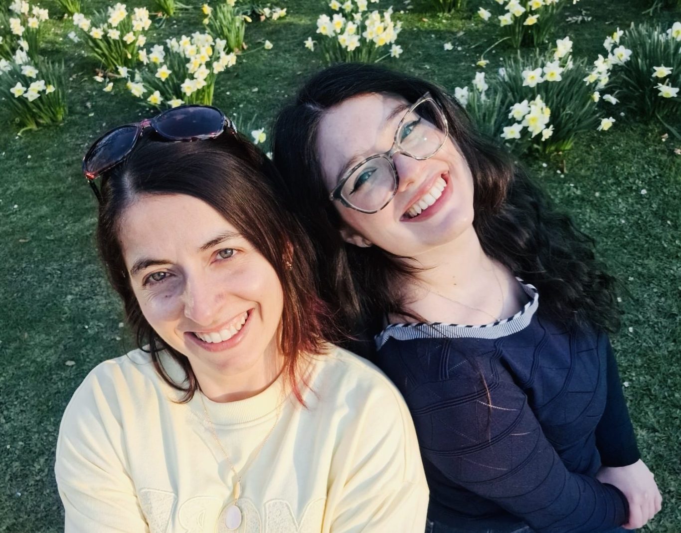 Gründerinnen von mal mit! Café – Planung kreativer Events Stella und Sabina, Gründerinnen von mal mit! Café, arbeiten gemeinsam am Laptop an kreativen Workshop- und Eventideen