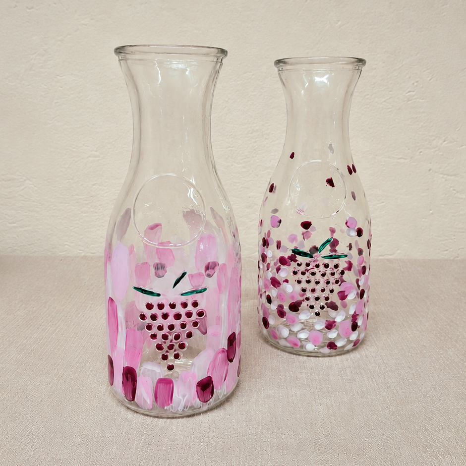 Upcycling Weinkaraffen mit abstraktem rosa Design Zwei handbemalte Weinkaraffen mit abstrakten rosa Farbverläufen aus dem WiederGlanz Upcycling Workshop