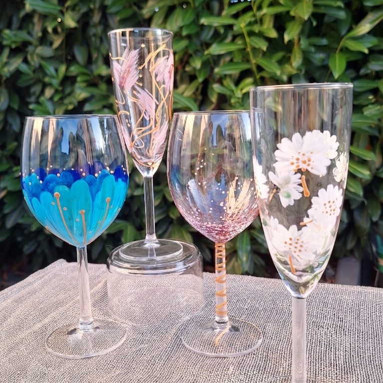 Handbemalte Wein- und Sektgläser mit floralen Designs im Kreativworkshop Vier handbemalte Gläser, zwei Weingläser und zwei Sektgläser mit floralen und abstrakten Motiven aus dem Aperitivo creativo Workshop