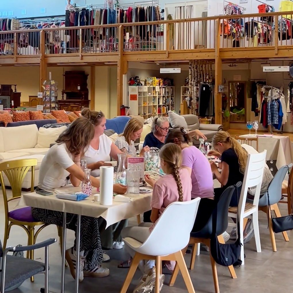 Upcycling Workshop – gemeinsames Bemalen von Glasobjekten Gruppe von Teilnehmern beim Bemalen von Glasobjekten im WiederGlanz Upcycling Kreativworkshop