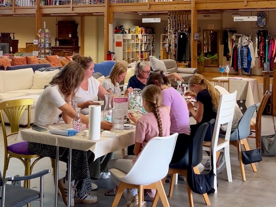 Upcycling Workshop – gemeinsames Bemalen von Glasobjekten Gruppe von Teilnehmern beim Bemalen von Glasobjekten im WiederGlanz Upcycling Kreativworkshop
