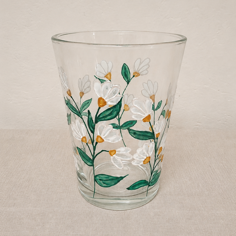 Upcycling Glasvase mit handgemalten Gänseblümchen Handbemalter Glasvase mit weißem Gänseblümchen-Blumenmotiv aus dem WiederGlanz Upcycling Workshop